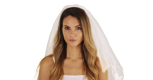 女性千年在婚礼礼服和面纱在白色背景 — 图库照片