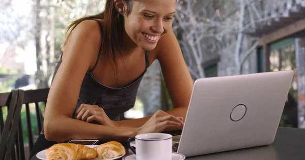 Fröhliche Frau Ihrem Hinterhof Mit Laptop Und Frühstück — Stockfoto