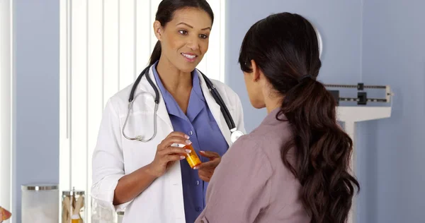Médico Negro Falando Com Paciente Sexo Feminino Sobre Nova Prescrição — Fotografia de Stock