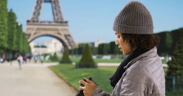 Bonito Milenar Preto Fêmea Viajando Europa Tira Foto Torre Eiffel — Fotografia de Stock