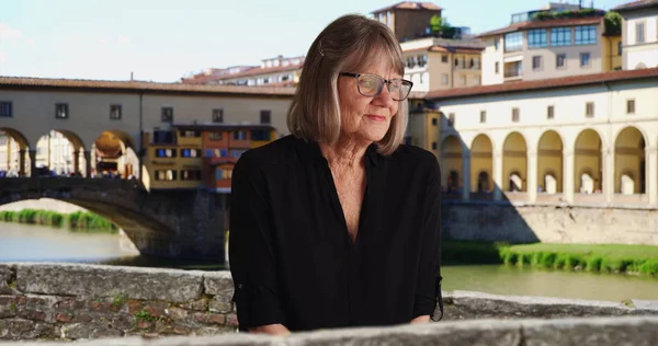 Nadenkende Leeftijd Vrouw Dragen Zwarte Outfit Overweegt Florence Italië — Stockfoto