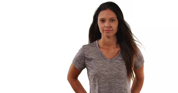 Serious Millennial Mulher Olhando Para Câmera Camiseta Cinza Fundo Branco — Fotografia de Stock