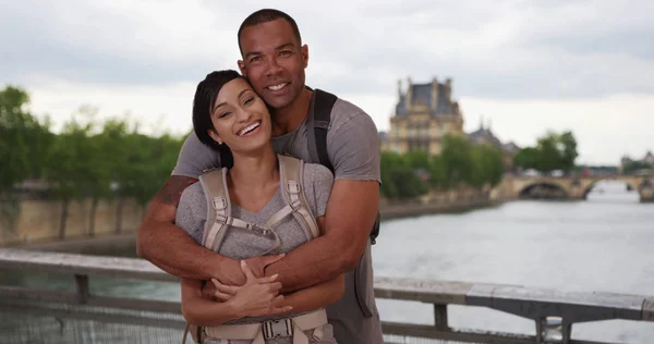 African American Couple Paris Pose Lovingly Seine River — Stock Photo, Image