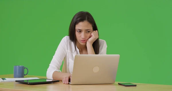 Latina Kvinna Söker Sorglig Som Hon Använder Sin Laptop Grön — Stockfoto