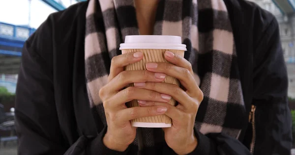 Zbliżenie Czarny Kobieta Trzymając Kubek Kawy Kawiarni Świeżym Powietrzu — Zdjęcie stockowe