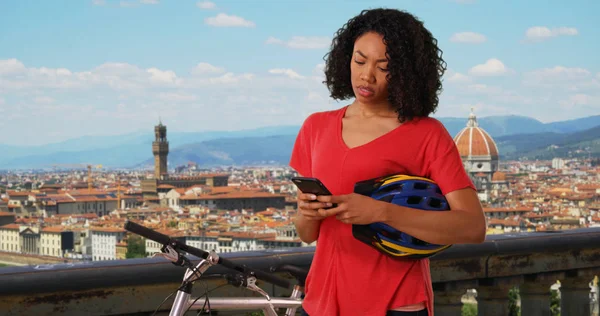 Touristin Benutzt Smartphone Karte Während Einer Fahrradtour Florenz Italien — Stockfoto