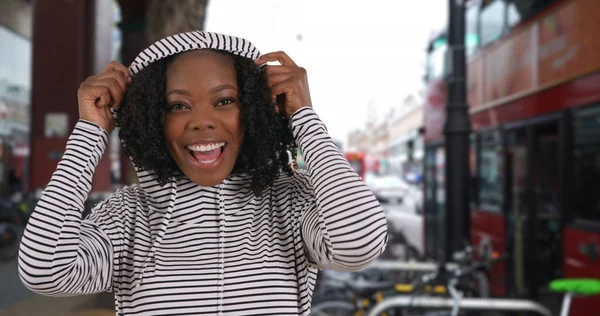 Feliz Hembra Negra Haciendo Caras Bailando Propio Ritmo Calle Londres — Foto de Stock