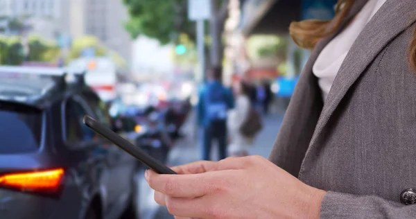 Affärskvinna Textning Smartphone Jobbet — Stockfoto