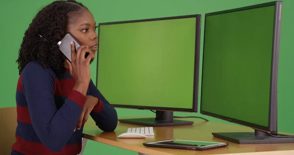 Black Businesswoman Desk Talking Phone Green Screen Computers — Stock Photo, Image