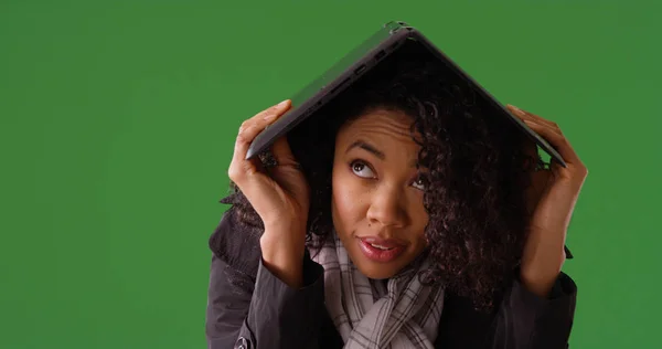 Junge Schwarze Frau Bedeckt Kopf Vor Regen Mit Laptop Auf — Stockfoto