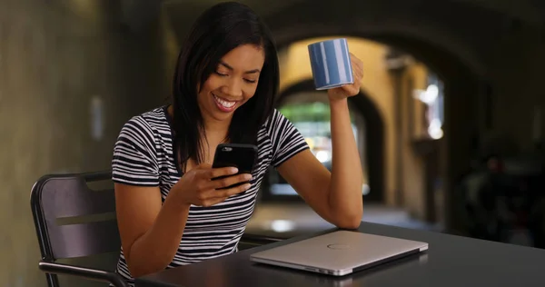快乐的女商人在手机上翻阅社交媒体应用 — 图库照片