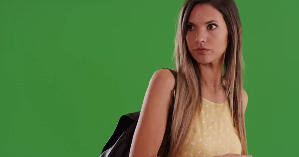 Retrato Menina Caucasiana Usando Mochila Olhando Para Fora Tela Tela — Fotografia de Stock