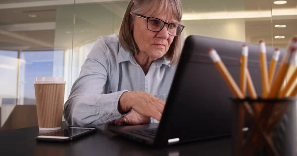 Mujer Mayor Que Utiliza Ordenador Portátil Interior Oficina Moderna — Foto de Stock