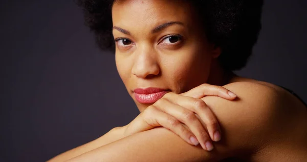 Mulher Negra Atraente Com Afro Olhando Para Câmera — Fotografia de Stock