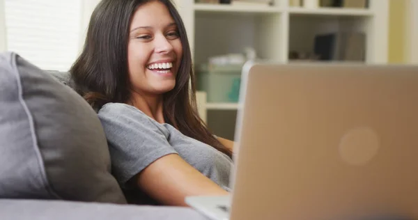 Jonge Vrouw Kijken Naar Video Laptop — Stockfoto