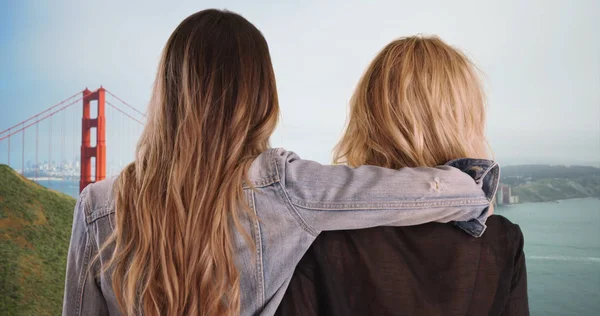 Δυο Κορίτσια Καυκάσιος Κρατώντας Κάθε Άλλο Απολαμβάνοντας Θέα Της Golden — Φωτογραφία Αρχείου