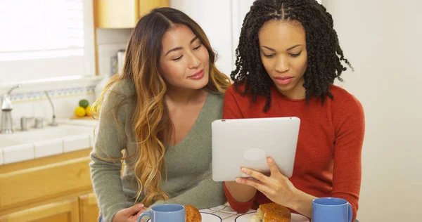 Två Kvinnor Bästa Vänner Äter Frukost Och Med Hjälp Tablet — Stockfoto