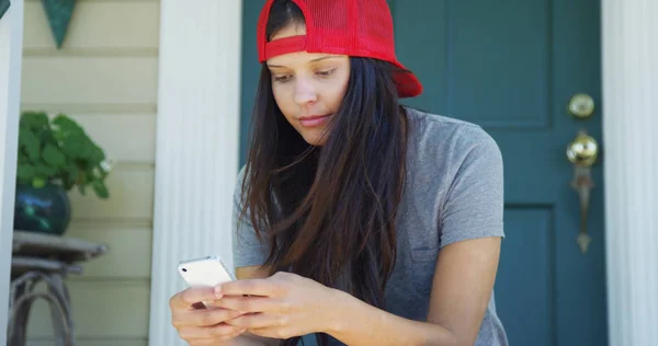 Gelukkig Gemengd Ras Vrouw Texting Telefoon Veranda — Stockfoto