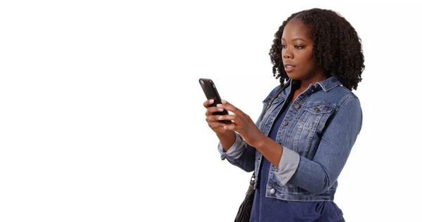 Mujer Bastante Negro Mira Teléfono Inteligente Sobre Fondo Blanco — Foto de Stock