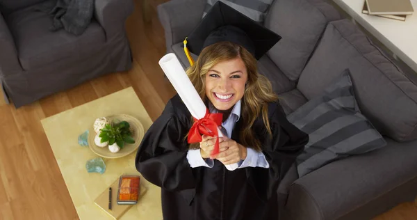 Graduada Celebrando Con Diploma — Foto de Stock