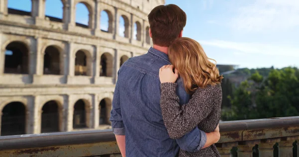 Sevgi Genç Çiftin Roma Daki Colosseum Bakarak Arkadan Görünüş — Stok fotoğraf