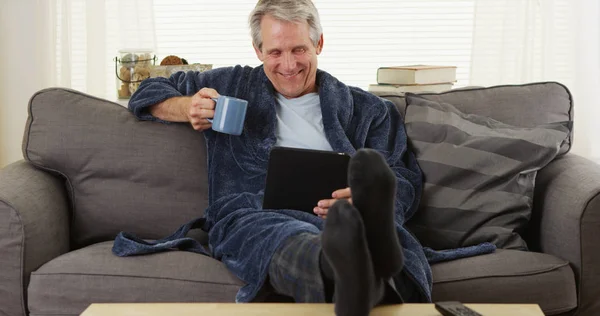 Συνταξιούχος Ανώτερος Απολαμβάνοντας Καφέ Και Ανάγνωση Tablet — Φωτογραφία Αρχείου