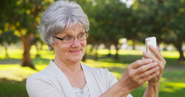 Hippe Oma Macht Selfies Park — Stockfoto