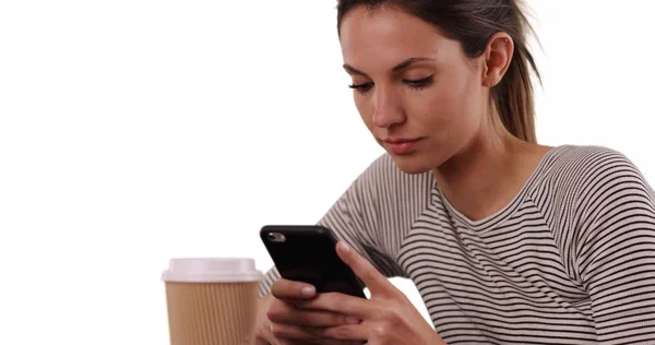 Millennial Menina Sentada Mesa Mensagens Texto Smartphone Fundo Branco — Fotografia de Stock