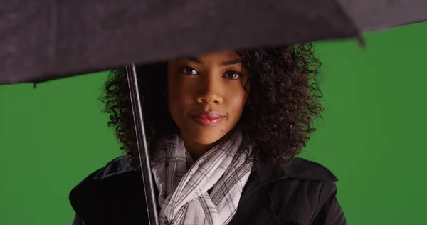 Mulher Negra Jovem Atraente Com Guarda Chuva Posando Tela Verde — Fotografia de Stock