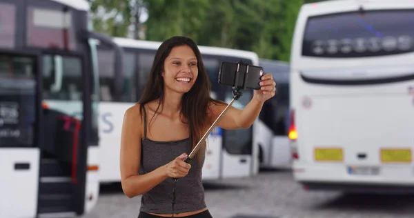 Linda Chica Viajera Morena Vacaciones Europa Usando Palo Selfie — Foto de Stock