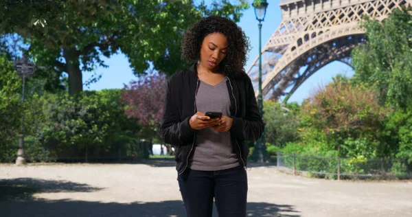 Vrouw Parijs Wandelen Door Stad Stoppen Haar Mobiele Telefoon Gebruiken — Stockfoto