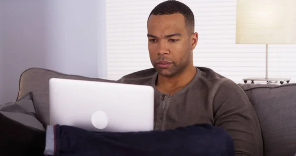 Homem Preto Usando Laptop Sofá — Fotografia de Stock