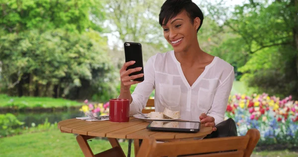 Carrera Mixta Femenina Disfrutando Del Desayuno Jardín Facetimes Amigo Través — Foto de Stock