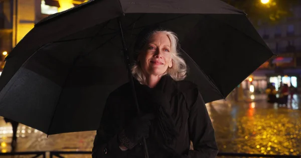Felice Donna Anziana Parigi Sorridente Sotto Ombrello Nella Notte Pioggia — Foto Stock