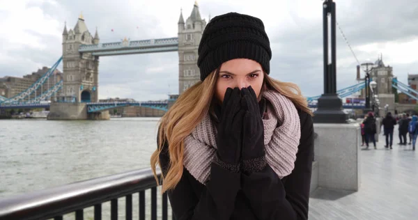 Mulher Branca Bonita Londres Usando Chapéu Acolhedor Cachecol — Fotografia de Stock