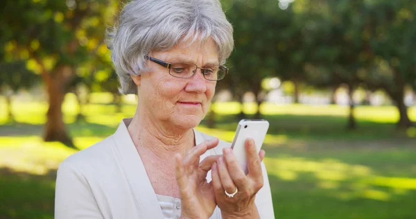 Donna Anziana Che Scrive Smartphone Parco — Foto Stock