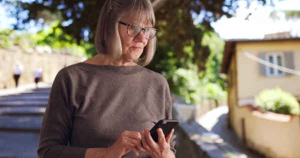 Serious Senior Woman Smartphone Reading Trágicas Noticias Del Mundo Mientras — Foto de Stock