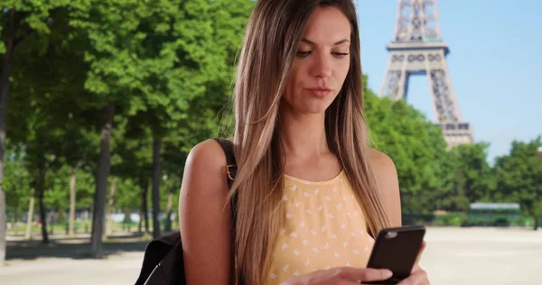 Blanke Vrouw Haar 20S Nemen Module Van Zichzelf Met Telefoon — Stockfoto