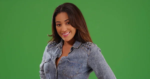 Retrato Bela Mulher Latina Sorrindo Para Câmera Tela Verde — Fotografia de Stock