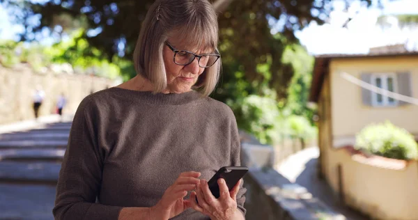 Serious Senior Woman Smartphone Reading Trágicas Noticias Del Mundo Mientras — Foto de Stock