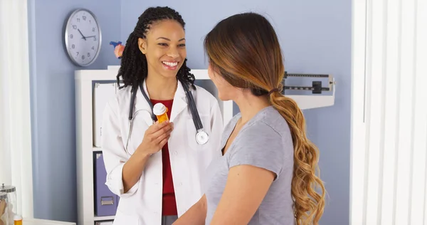 Médico Negro Explicando Nova Prescrição Para Paciente Japonês — Fotografia de Stock