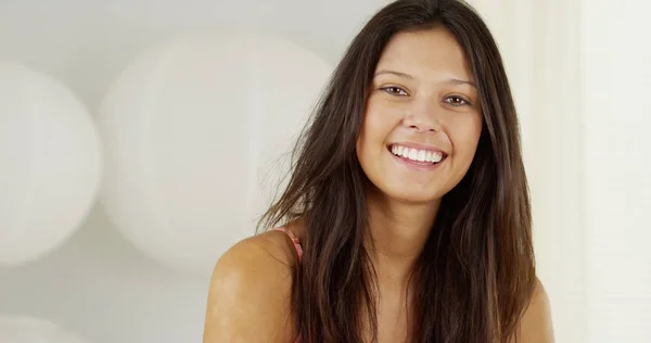 Wanita Muda Hispanik Yang Lucu Tersenyum Dan Tertawa — Stok Foto