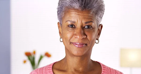 Mulher Africana Madura Sorrindo Para Câmera — Fotografia de Stock