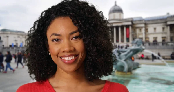 Radostné Afričanka Šťastně Při Pohledu Kamery Trafalgar Square Londýně — Stock fotografie