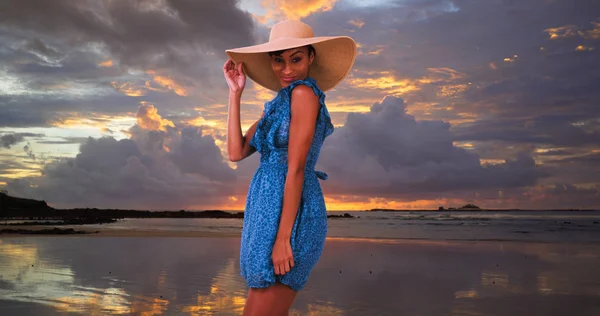 Frau Blauem Sonnenkleid Tanzt Und Lächelt Strand Von Costa Rica — Stockfoto