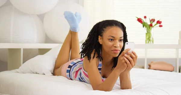 Mujer Negra Sonriendo Mensajes Texto Cama — Foto de Stock