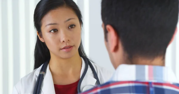 中国の医師が患者に話す — ストック写真