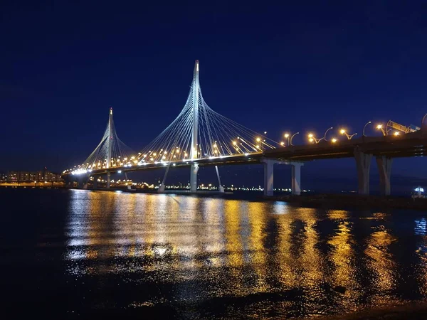 St. Petersburg çevre yolunun köprüsü.