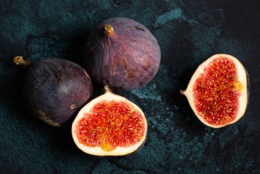 Olgun incirler. İkiye böl. Mor arkaplan.