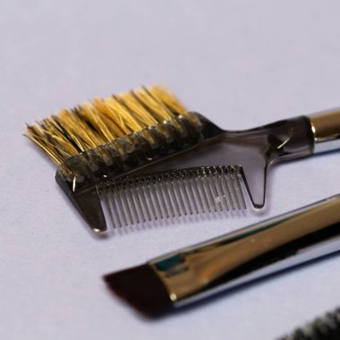 Masada makyaj fırçaları var. Yakın plan.